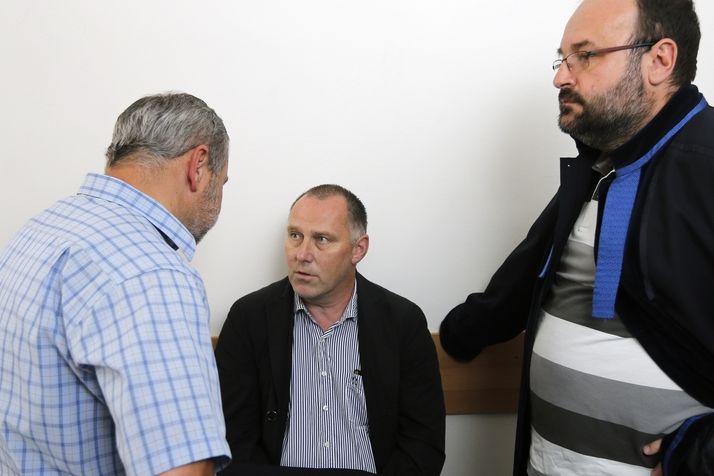 Soud pro Prahu západ rozhodoval o vzetí do vazby bývalého generálního ředitele Nemocnice Na Homolce Vladimíra Dbalého (uprostřed).