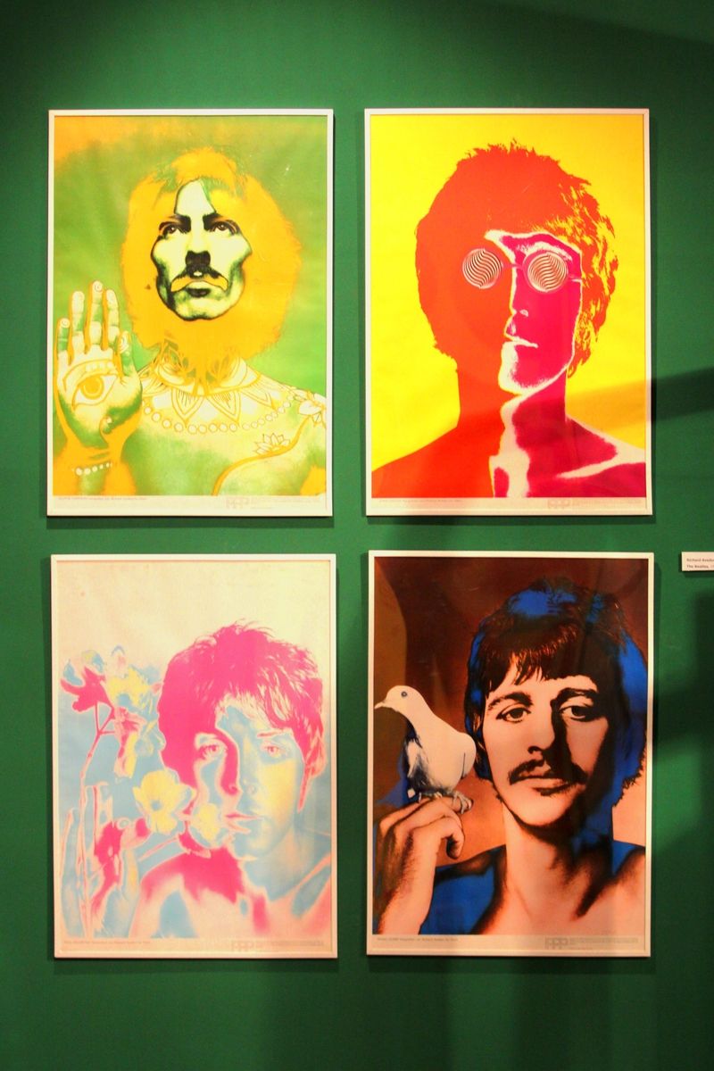 The Beatles na plakátu Richarda Avedona vypadají hodně psychedelicky.