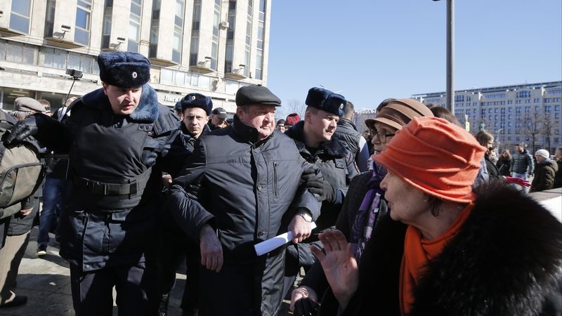 Zásah policistů proti demonstrujícím v Moskvě