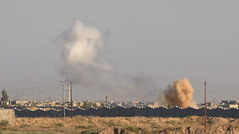 Kouř z explozí při ostřelování Fallúdže 
