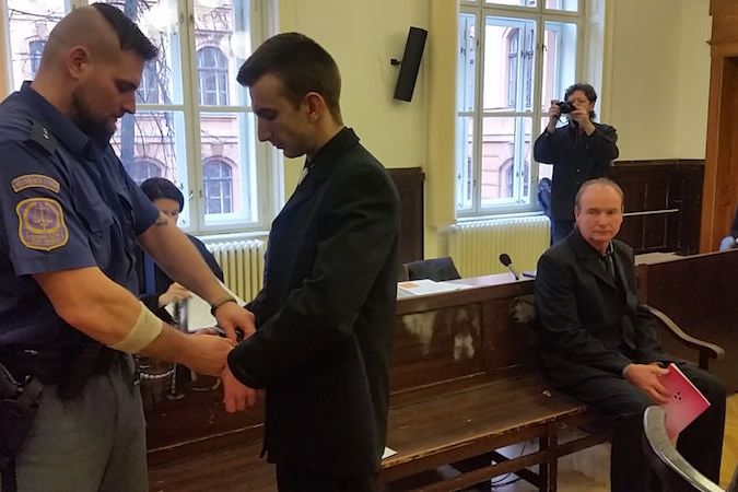 Patrik Ryšánek se svým otcem Miloslavem u soudu. Archivní video