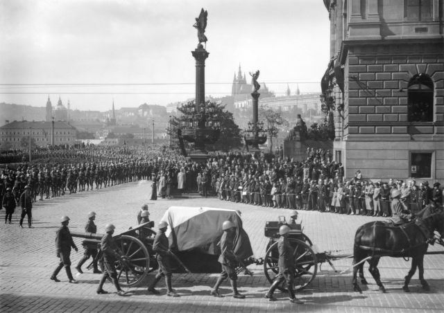 Smutečně naladěné davy lemovaly poslední cestu Tomáše Garrigua Masaryka po Praze 21. září 1937.