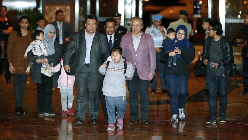 Malajsijský ministr zahraničí Anifah Aman s Malajsijci propuštěných ze Severní Koreje