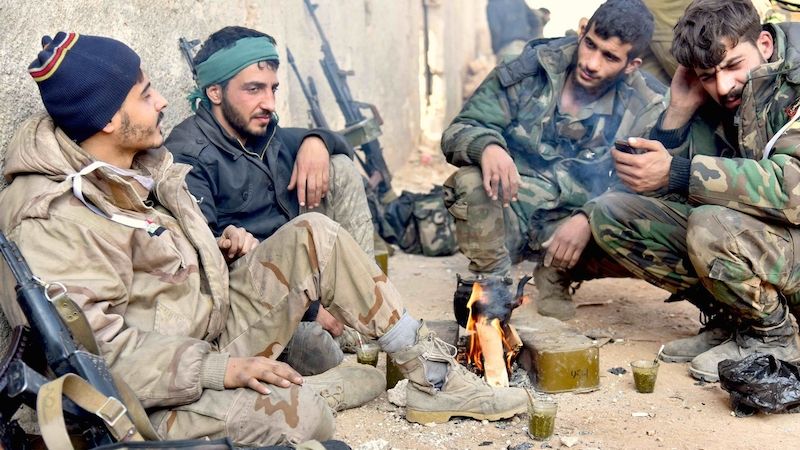 Bojovníci provládních milicí v Aleppu na fotografii z loňského prosince.