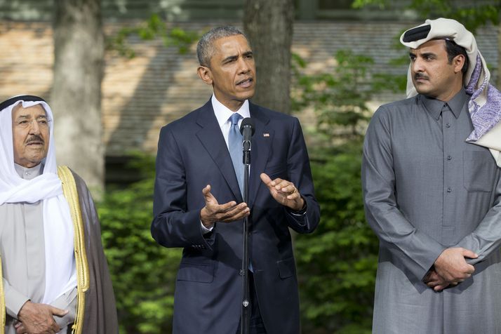 Prezident USA Barack Obama s kuvajtským emírem šajchem Sabahem Ahmadem Sabahem (vlevo) a jeho katarským protějškem Taminem Hamídem Sáním.