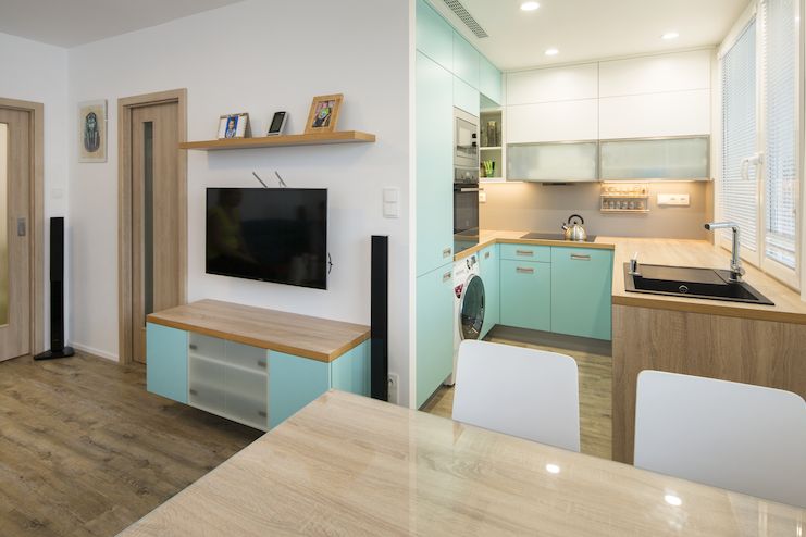 Tyrkysový odstín oživuje kuchyň i menší obývací pokoj.