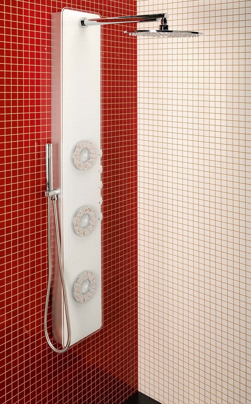 Idesk sprchový panel z bíle lakovaného skla má rozměry 1550 x 250 mm (13 990 Kč). V jeho těle je z boku zabudovaná baterie včetně ventilů pro volbu režimu sprchování. Panel je určen pro montáž na rovnou stěnu.