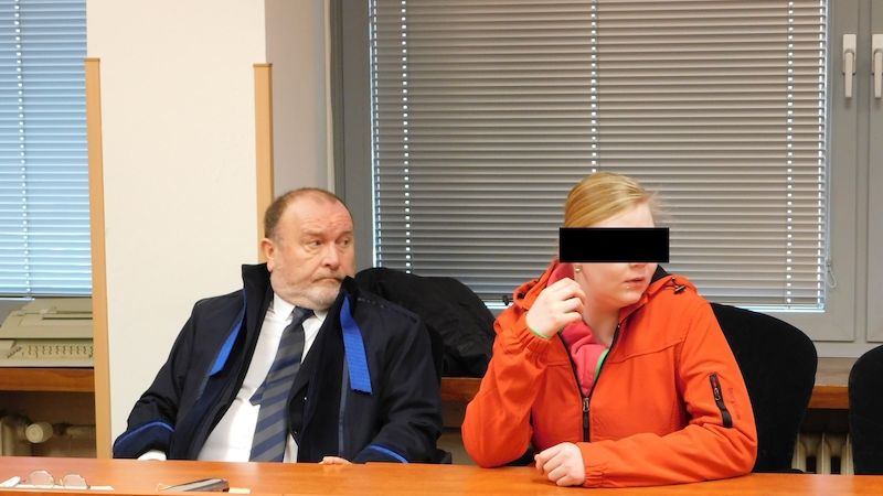 Obžalovaná v jednací síni Krajského soudu v Ústí nad Labem