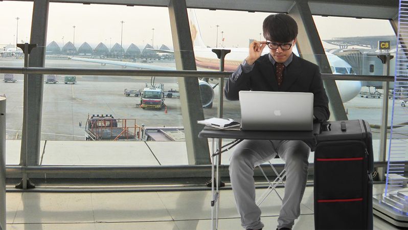 Kufr se stolkem ocení hlavně vytížení manažeři čekající na navazující lety na letištích.
