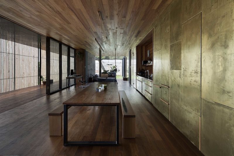 Povrchová úprava čelních panelů úložných prostorů v kuchyni je řešena jako imitace leštěného betonu.