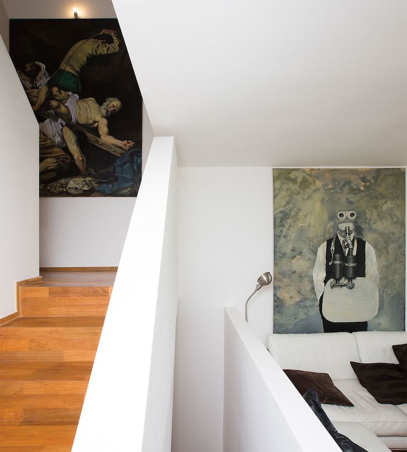Byt zdobí hlavně velká plátna s různými styly – tvorba Martina Černého, který jinak preferuje bílé stěny.