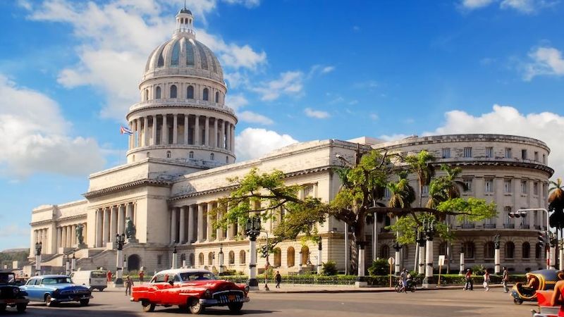 Kapitol - majestátní symbol Havany přitahuje pohledy všech kolemjdoucích.