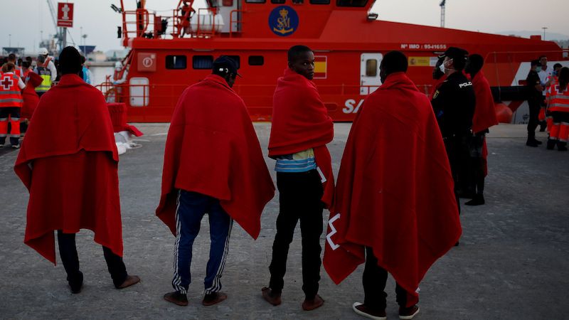 Španělská stráž zachránila 208 migrantů mířících na člunech španělské území