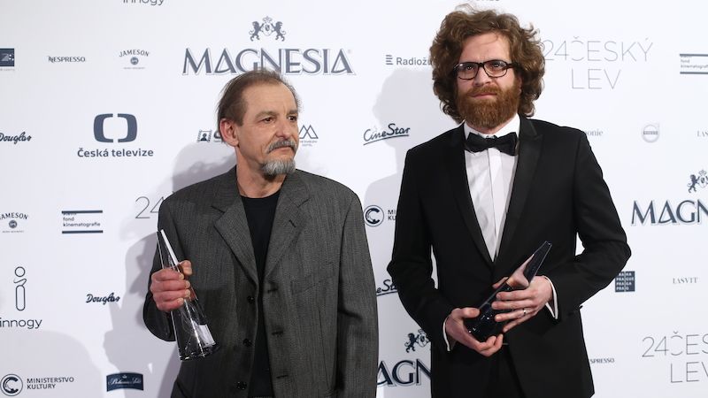 Režisér Miroslav Janek (vlevo) a producent Jan Macola přebírají cenu za nejlepší dokument Normální autistický film.