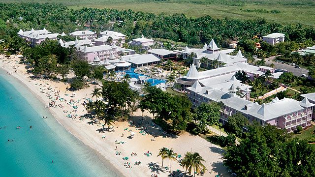 Nejživějším letoviskem na Jamajce je Negril na západním pobřeží. Je tu ale i několik menších příjemných letovisek.