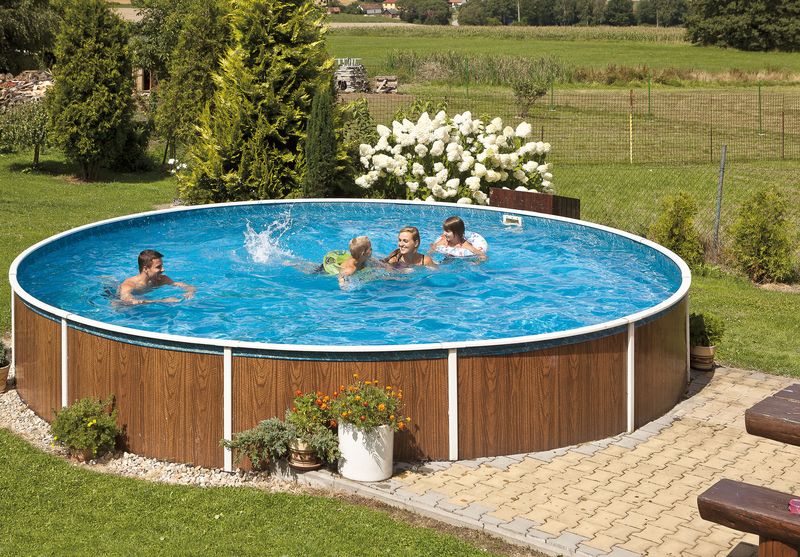 Rodinné bazény Azuro De Luxe (od 6950 Kč) lze postavit na povrchu nebo částečně či úplně zapustit do země (i do svahu). 