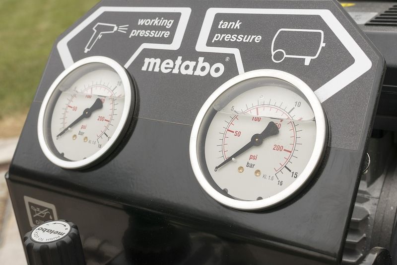 Některé stroje mají dva tlakoměry – jeden ukazuje tlak v zásobníku a druhý tlak na výstupu ovládaný redukčním ventilem.
