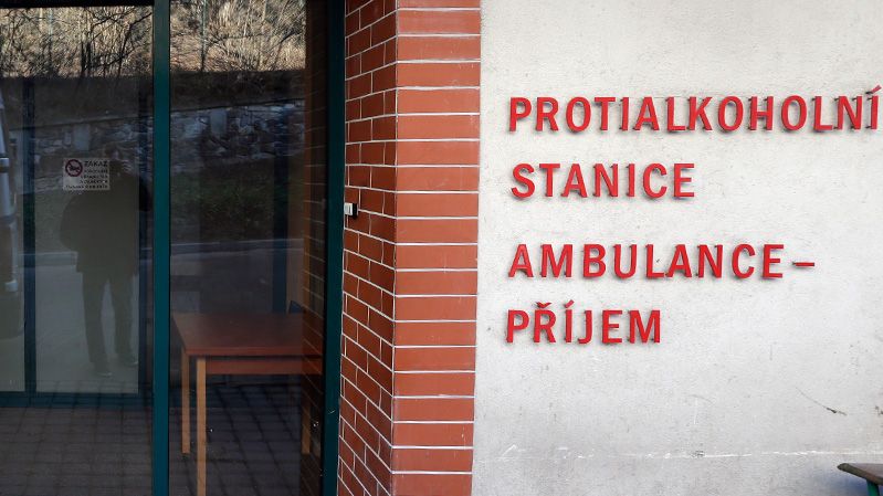 Noclehy opilců vysají z krajské pokladny miliony