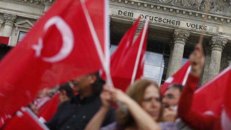 Turci v Berlíně demonstrovali proti uznání genocidy Arménů.