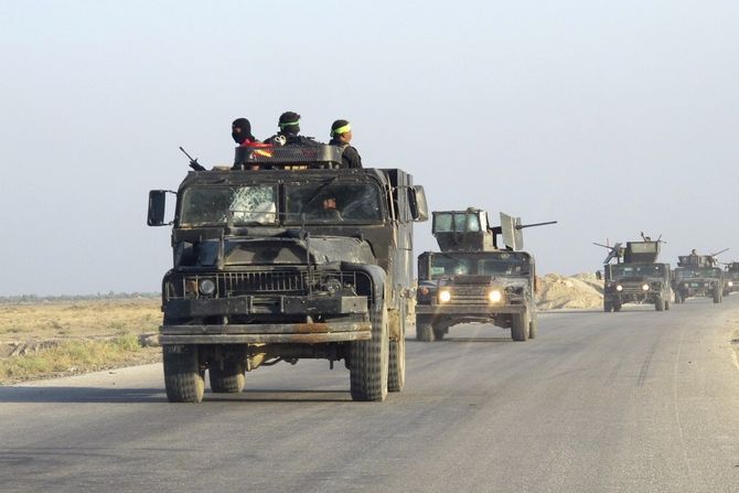 Kolona s posilami z řad irácké armády a šíitských milicionářů míří k městu Džurf as-Sachar. 