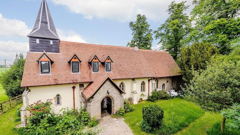 Kostely proměněné k běžnému bydlení se ve Velké Británii objevují na trhu s realitami pravidelně. Tento zaujme především množstvím zachovaných původních prvků v interiéru.