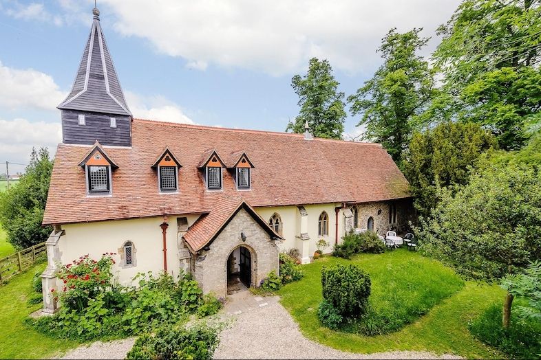 Kostely proměněné k běžnému bydlení jsou se Velké Británii objevují na trhu s realitami pravidelně. Tento zaujme především množstvím zachovaných původních prvků v interiéru.
