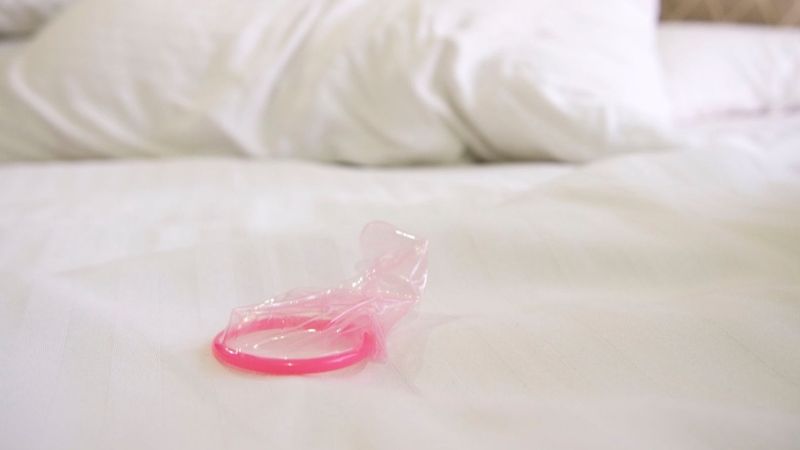 Kondom nabízí přibližně 97% bezpečnost, hrozí ale i jeho roztržení či sklouznutí. 