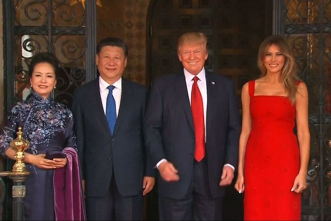 BEZ KOMENTÁŘE: Trump přivítal ve své rezidenci čínského prezidenta Ťin-pchinga