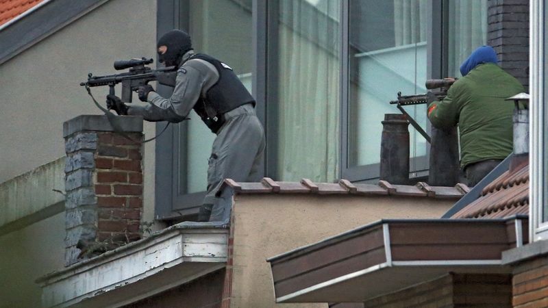 Belgičtí policisté při pondělním zásahu na předměstí Bruselu