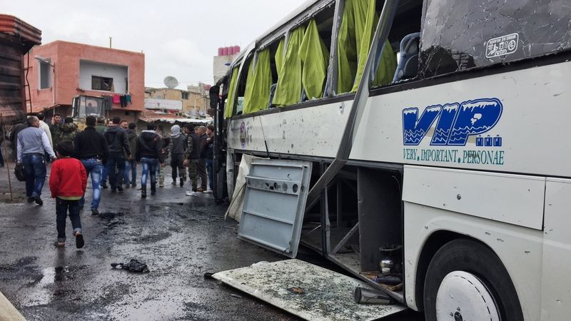 Autobus, který se stal terčem útoku na šíitské poutníky v Damašku