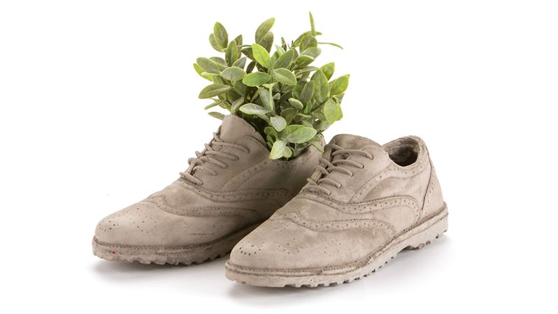 Betonové boty coby květináče zpestří domácnosti milovníků obuvi.