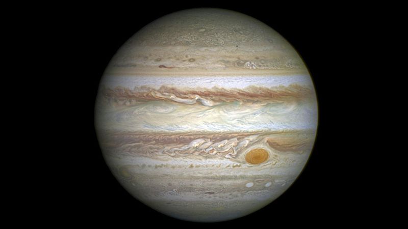 Velká červená skvrna na Jupiteru. Je ve skutečnost velkou atmosférickou bouří. Větry v ní dosahují rychlosti až 800 kilometrů v hodině. Průměr skvrny v nejširším bodě je 16 500 kilometrů.