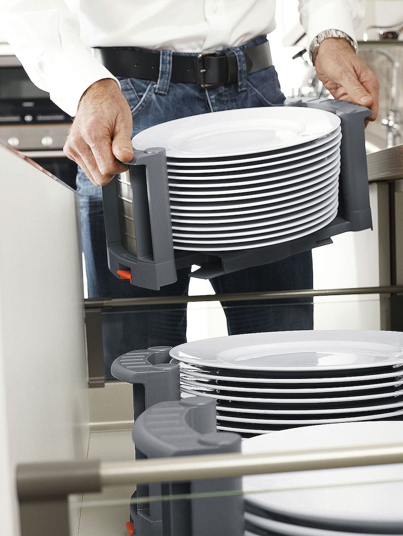 Plastové držáky talířů zajistí, že se nádobí v zásuvce nesesune. Jsou nastavitelné, od průměru 180 do 320 mm. Set dvou kusů stojí 3698 Kč. 
