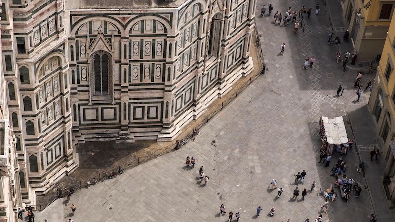 Pohled na Piazza del Duomo ve Florencii ze zvonice katedrály Santa Maria del Fiore. 