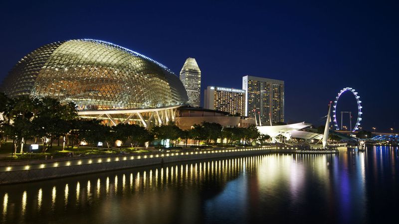 Divadelní část Singapuru, kde nejednou vystupovala i slavná rodačka, stojí přímo na pobřeží.