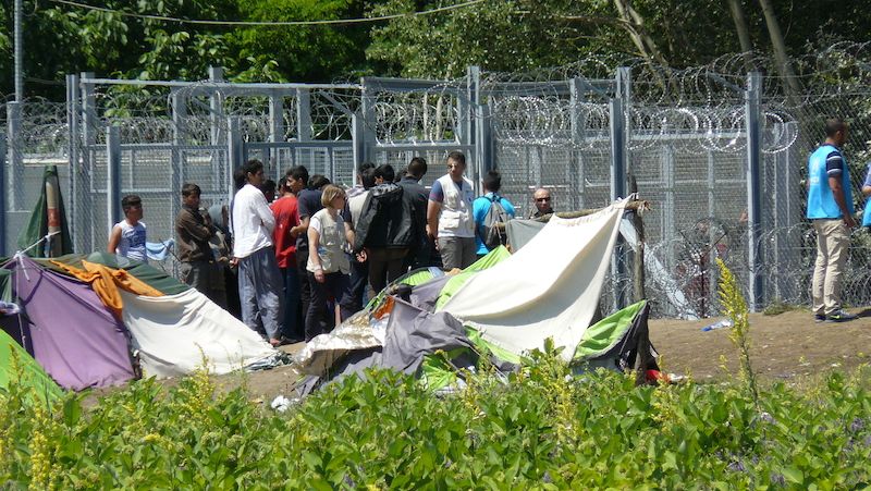 Migranti čekají na vstup do Maďarska. Času mají dost. Budou to zkoušet znovu a znovu. 