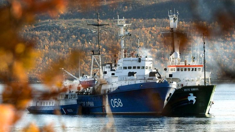 Loď Greenpeace Arctic Sunrise po boku plavidla ruské pobřežní stráže v přístavu Murmansk na severozápadě Ruska