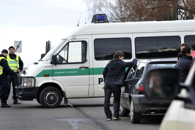 Policisté hlídají přístupové cesty do rizikové oblasti u muničního skladu ve Vrběticích.