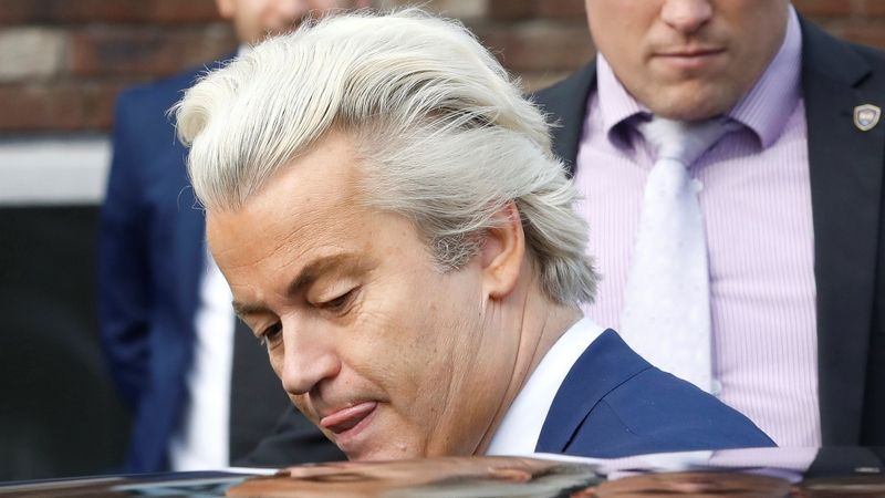 Nizozemský populista Geert Wilders odjíždí z volební místnosti v Haagu.