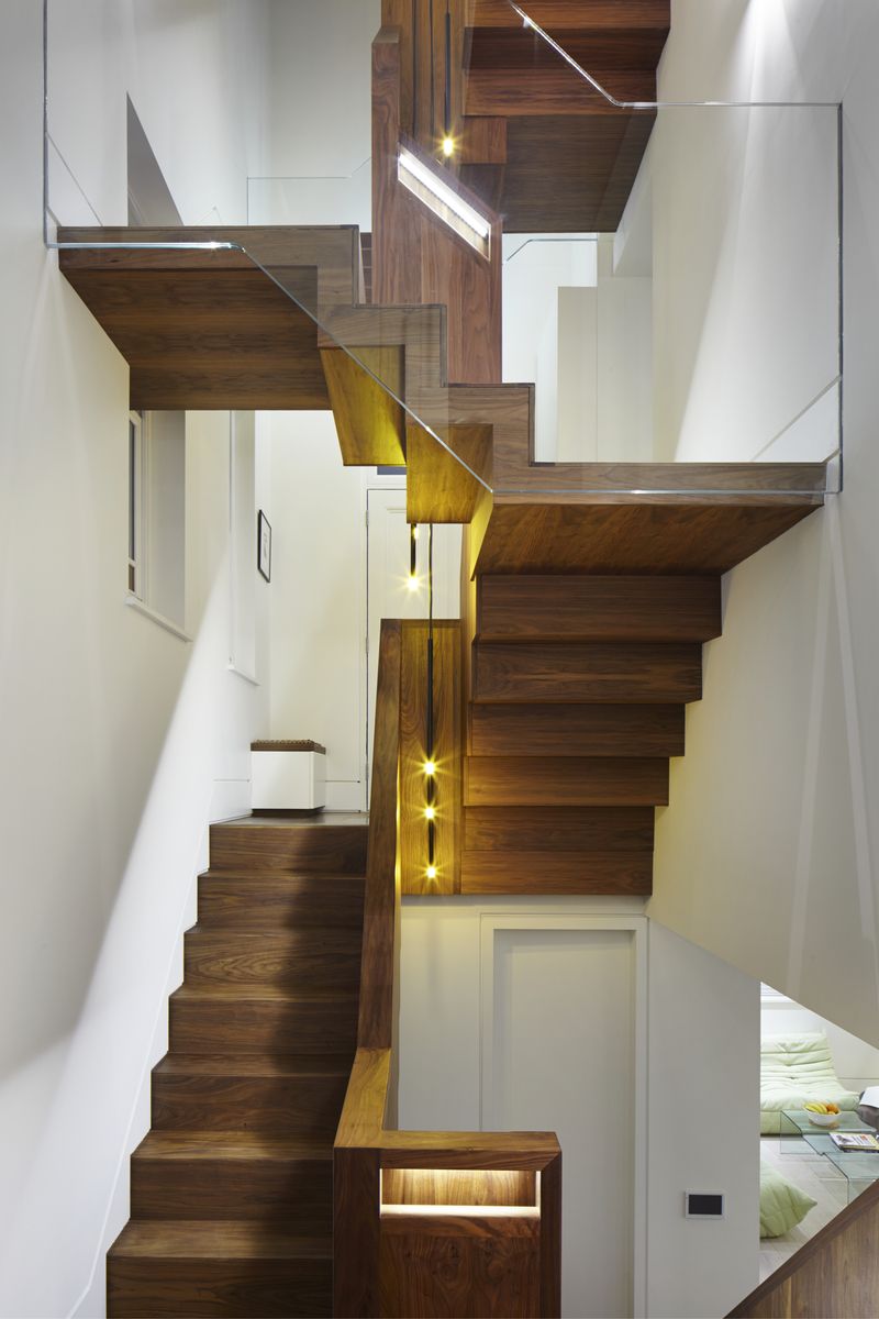 Srdcem domu je nově vytvořené schodiště ze dřeva amerického černého ořešáku.