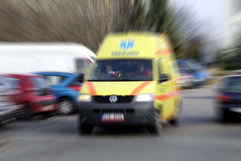 Zdravotníci odvezli zraněného muže k ošetření na ambulanci