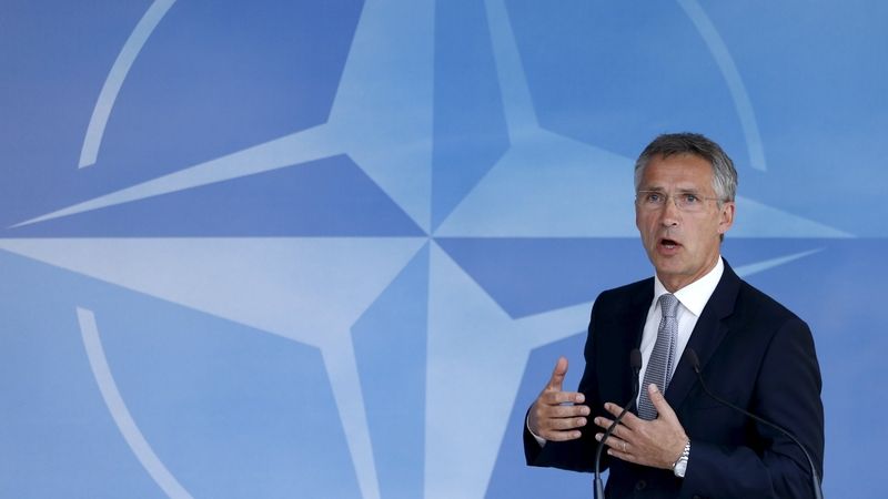 Generální tajemník NATO Jens Stoltenberg opakovaně vyzývá členské země k navýšení výdajů na obranu.