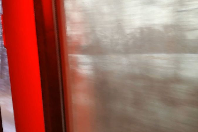 Pootevřené dveře vagónu ČD za jízdy