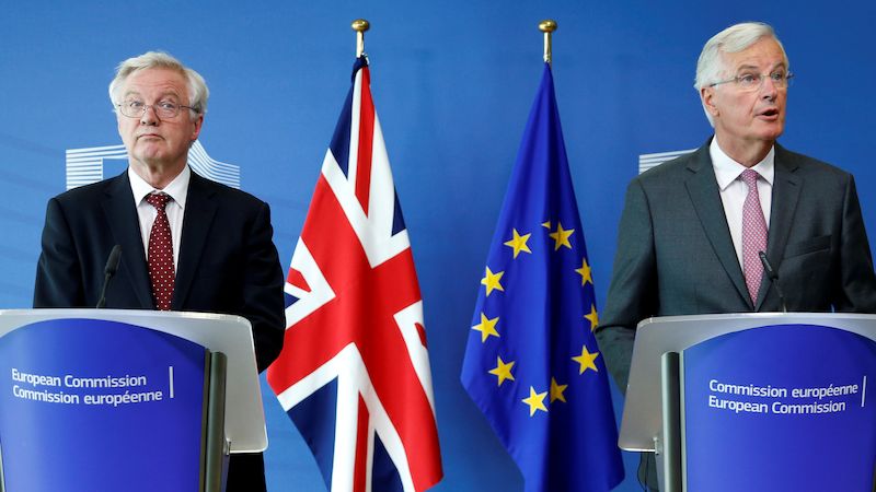 Šéfové vyjednávacích týmů: David Davis za britskou stranu (vlevo) a Michel Barnier za EU.