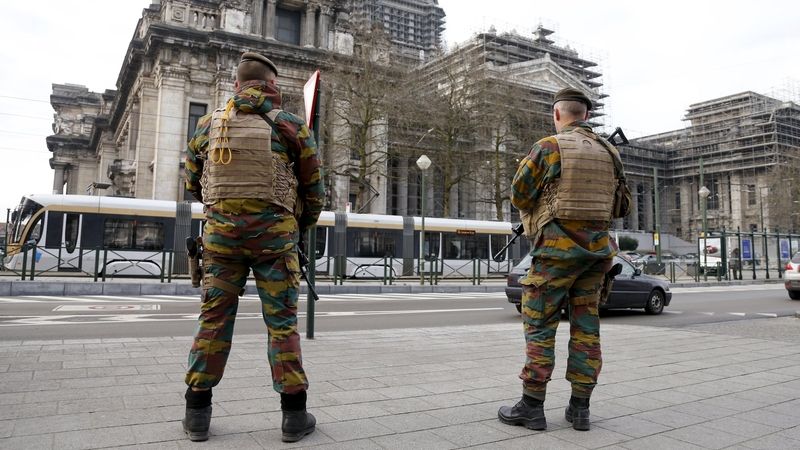 Belgičtí vojáci před Justičním palácem v Bruselu