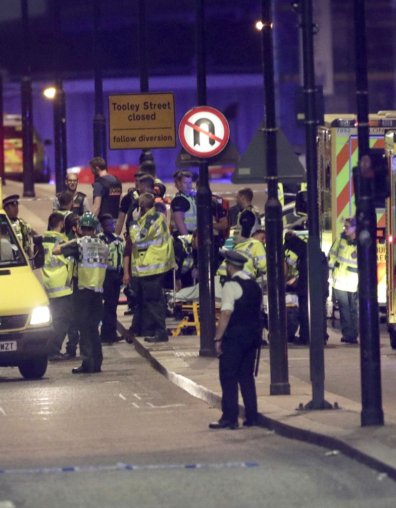 Záchranáři u zraněných lidí na Londýnském mostě