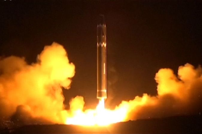 BEZ KOMENTÁŘE: Kim Čong-un sleduje odpalování raket