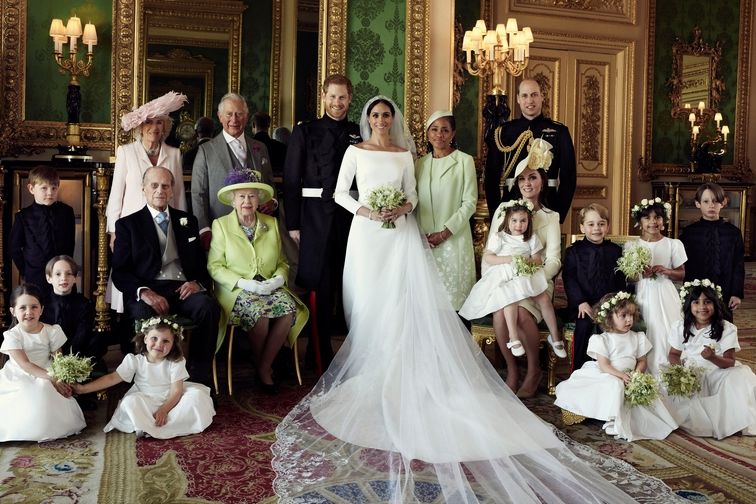 Princ Harry s manželkou Meghan a nejbližší rodinou. Zleva vpředu královna Alžběta s manželem, za nimi princ Charles s Camillou, zprava matka nevěsty, princ William a Kate 