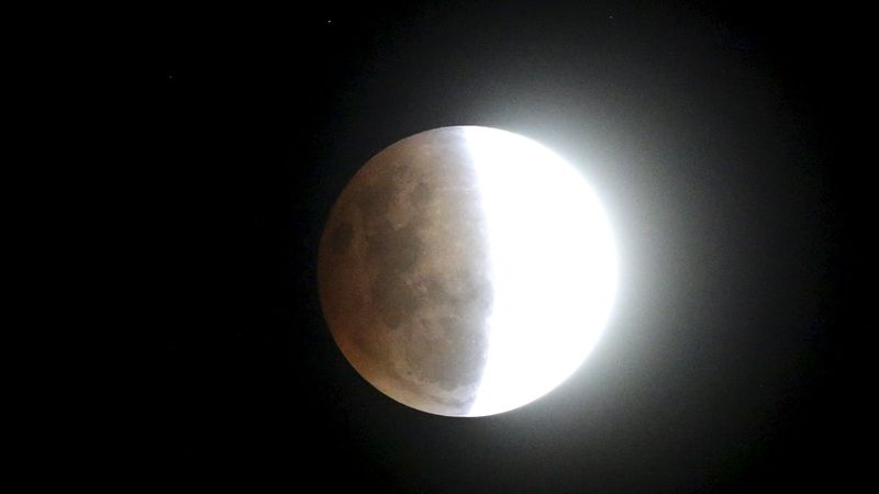 Obyvatelé severní polokoule mohli pozorovat zatmění Měsíce a takzvaný superúplněk. 