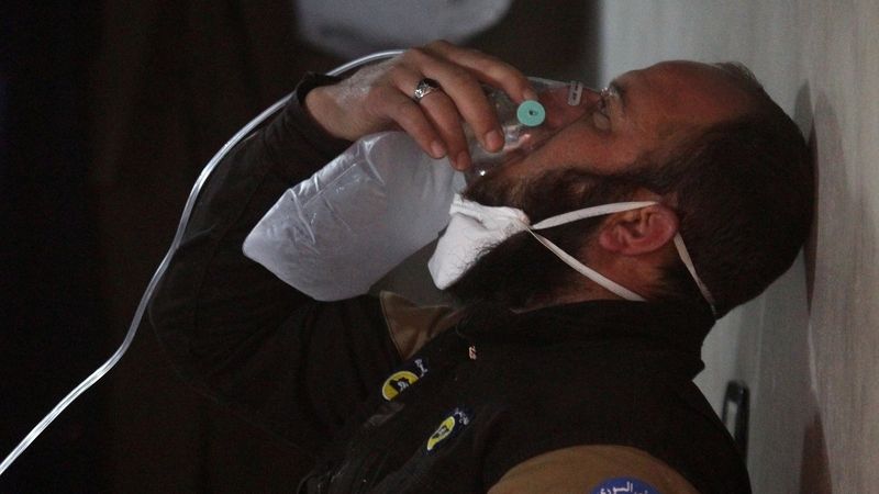 Muž s kyslíkovou maskou po plynovém útoku v Sýrii